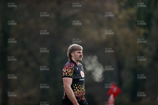 261125 - Wales Rugby Training ahead of their final Quilter Nations Series game against South Africa - Aaron Wainwright during training