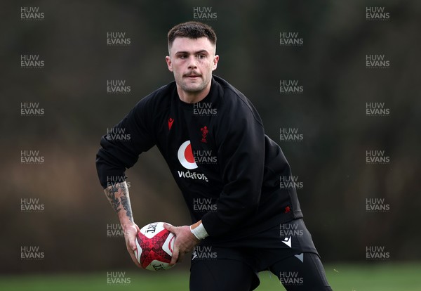 261125 - Wales Rugby Training ahead of their final Quilter Nations Series game against South Africa - Joe Roberts during training