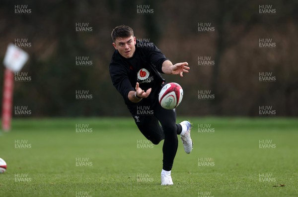 261125 - Wales Rugby Training ahead of their final Quilter Nations Series game against South Africa - Reuben Morgan-Williams during training