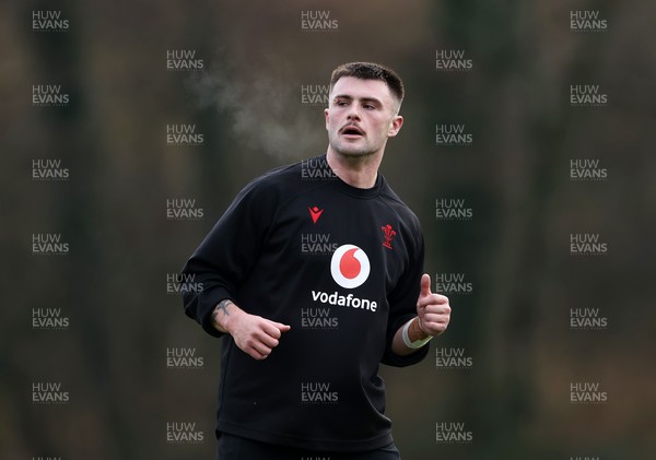 261125 - Wales Rugby Training ahead of their final Quilter Nations Series game against South Africa - Joe Roberts during training