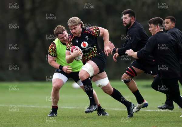 261125 - Wales Rugby Training ahead of their final Quilter Nations Series game against South Africa - Aaron Wainwright during training