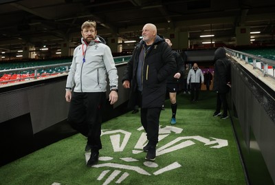 270125 - Wales Rugby Training in the week leading up to their first 6 Nations game against France - Mike Forshaw, Defence Coach and Warren Gatland, Head Coach during training