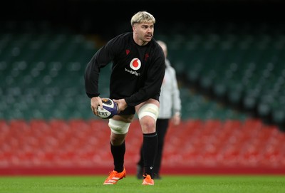 270125 - Wales Rugby Training in the week leading up to their first 6 Nations game against France - Aaron Wainwright during training