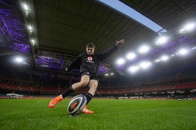 270125 - Wales Rugby Training in the week leading up to their first 6 Nations game against France - Dan Edwards during training