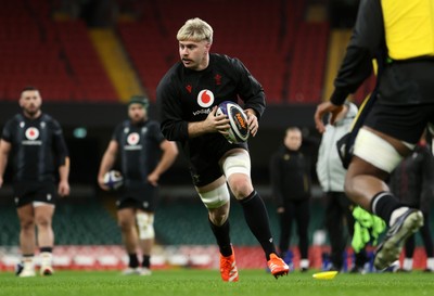 270125 - Wales Rugby Training in the week leading up to their first 6 Nations game against France - Aaron Wainwright during training