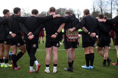 270126 - Wales Rugby Training on the first day of 6 Nations camp - Team Huddle