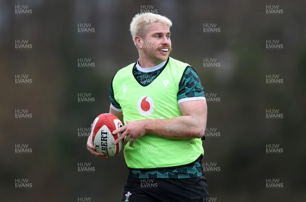 270224 - Wales Rugby Training - Aaron Wainwright during training