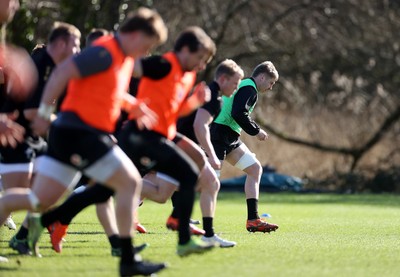 270225 - Wales Rugby Training - Aaron Wainwright during training