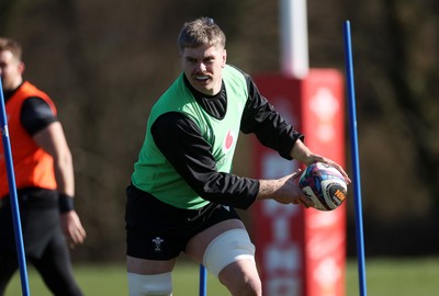 270225 - Wales Rugby Training - Aaron Wainwright during training