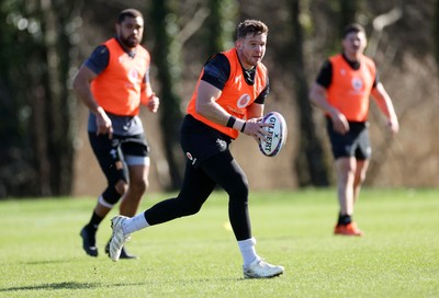 270225 - Wales Rugby Training - Elliot Dee during training