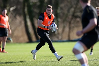 270225 - Wales Rugby Training - Elliot Dee during training