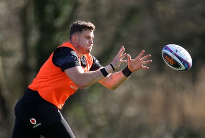 270225 - Wales Rugby Training - Elliot Dee during training