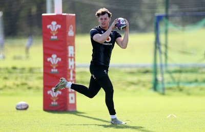 270225 - Wales Rugby Training - Tom Rogers during training