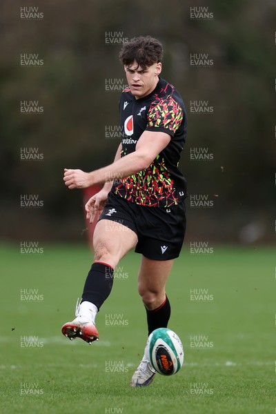 270226 - Wales Rugby Training - Eddie James during training