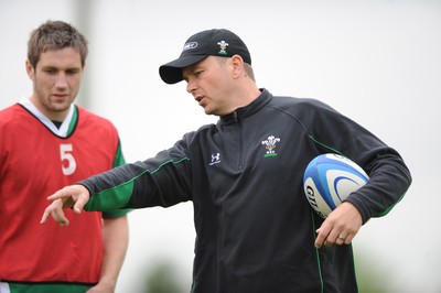 27.05.09 - Wales Rugby Training - Defence coach Sean Holley makes a point during training. 