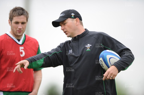 27.05.09 - Wales Rugby Training - Defence coach Sean Holley makes a point during training. 
