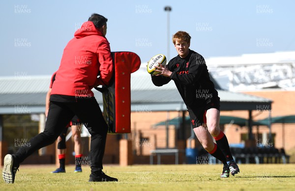 270622 - Wales Rugby Training - Rhys Patchell during training