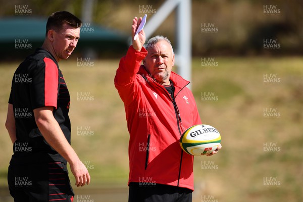 270622 - Wales Rugby Training - Adam Beard and Wayne Pivac during training