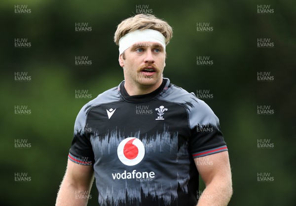 270623 - The Wales Rugby Team training in preparation for the Rugby World Cup - Aaron Wainwright during training