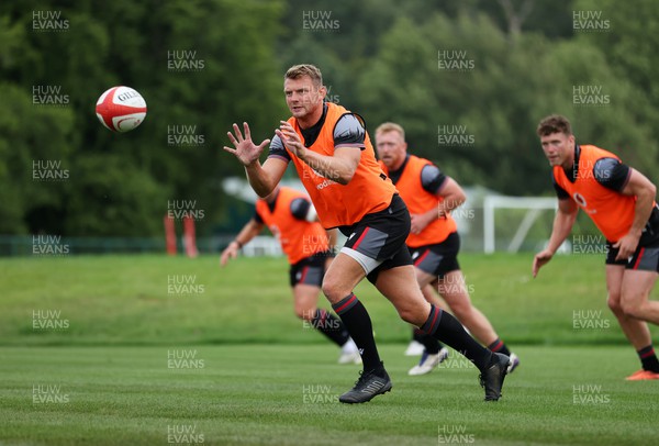 270623 - The Wales Rugby Team training in preparation for the Rugby World Cup - Dan Biggar during training