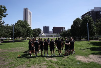 270625 - Wales Rugby training upon arrival in Japan - Team huddle