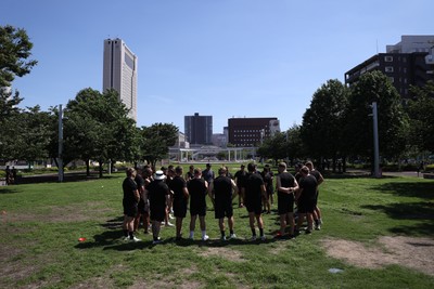 270625 - Wales Rugby training upon arrival in Japan - Team huddle