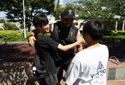 270625 - Wales Rugby training upon arrival in Japan - Nicky Smith meets passing by fans