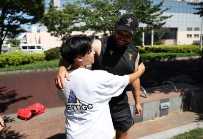 270625 - Wales Rugby training upon arrival in Japan - Nicky Smith meets passing by fans