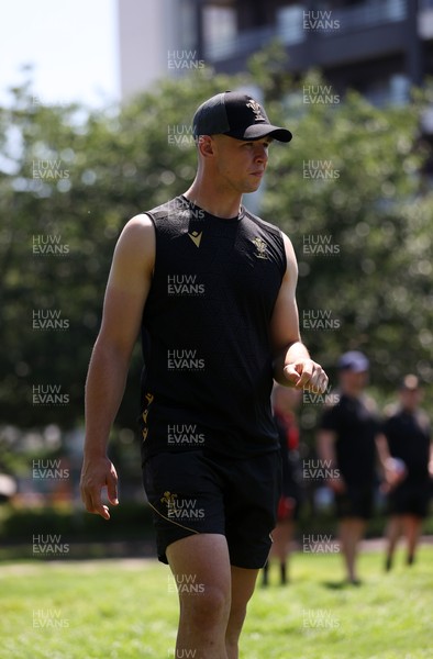 270625 - Wales Rugby training upon arrival in Japan - Tom Rogers during training