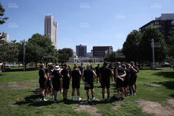 270625 - Wales Rugby training upon arrival in Japan - Team huddle