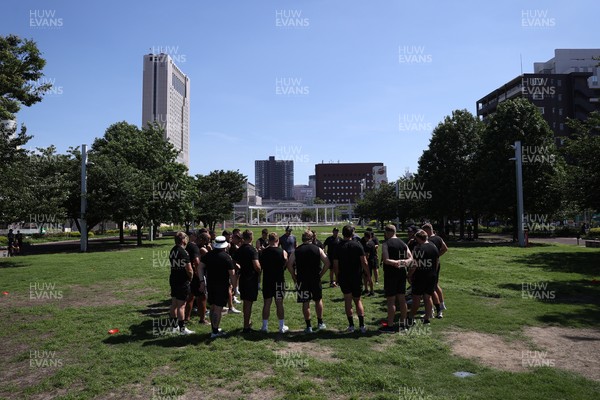 270625 - Wales Rugby training upon arrival in Japan - Team huddle