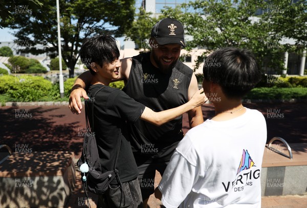 270625 - Wales Rugby training upon arrival in Japan - Nicky Smith meets passing by fans