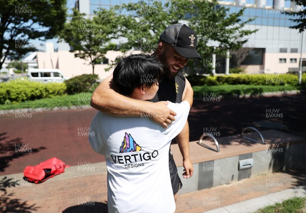 270625 - Wales Rugby training upon arrival in Japan - Nicky Smith meets passing by fans