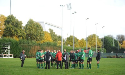 27.10.08 - Wales Rugby Training - Wales players players gather for a team talk during training 