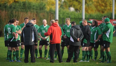 27.10.08 - Wales Rugby Training - Wales players players gather for a team talk during training 