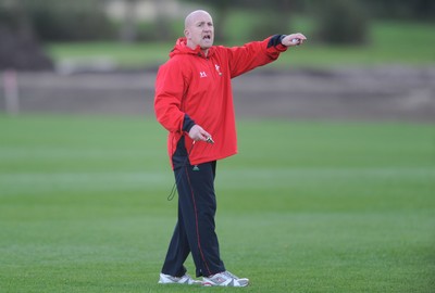 27.10.09 - Wales Rugby Training - Defence coach Shaun Edwards makes a point during training. 