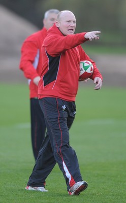 27.10.09 - Wales Rugby Training - Kicking coach Neil Jenkins makes a point during training. 