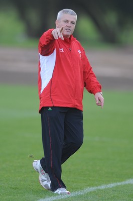 27.10.09 - Wales Rugby Training - Head coach Warren Gatland makes a point during training. 