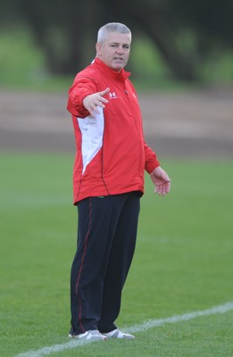 27.10.09 - Wales Rugby Training - Head coach Warren Gatland makes a point during training. 