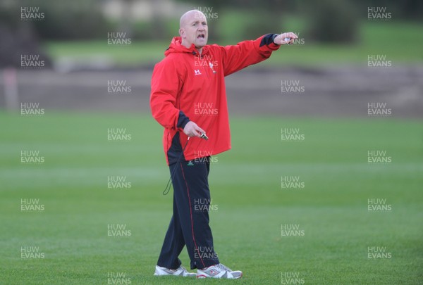 27.10.09 - Wales Rugby Training - Defence coach Shaun Edwards makes a point during training. 