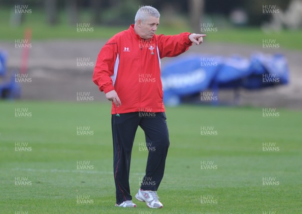 27.10.09 - Wales Rugby Training - Head coach Warren Gatland makes a point during training. 