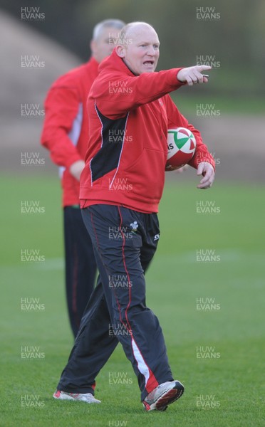 27.10.09 - Wales Rugby Training - Kicking coach Neil Jenkins makes a point during training. 