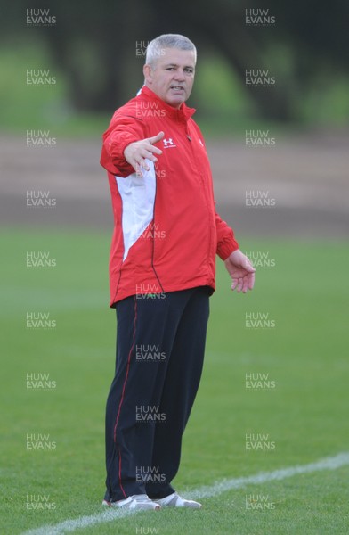 27.10.09 - Wales Rugby Training - Head coach Warren Gatland makes a point during training. 