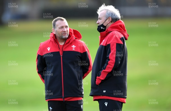 271020 - Wales Rugby Training - Jonathan Humphreys and Wayne Pivac during training