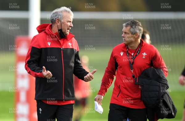 271020 - Wales Rugby Training - Wayne Pivac and Byron Hayward during training