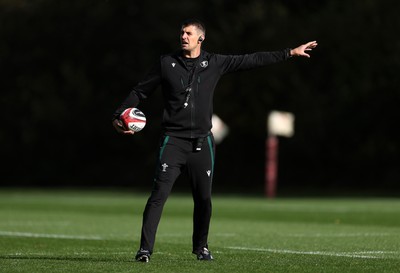 271026 - Wales Rugby Training - Peter Murchie, Defence Coach during training