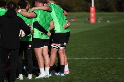 271026 - Wales Rugby Training - Team huddle