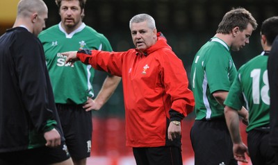 27.11.08 - Wales Rugby Training - Head Coach, Warren Gatland makes a point during training. 