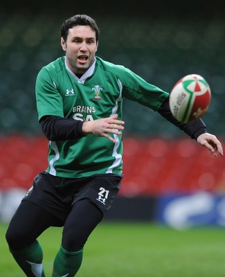 27.11.08 - Wales Rugby Training - Stephen Jones in action during training. 