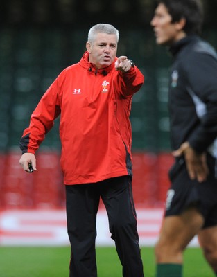 27.11.08 - Wales Rugby Training - Head Coach, Warren Gatland makes a point during training. 